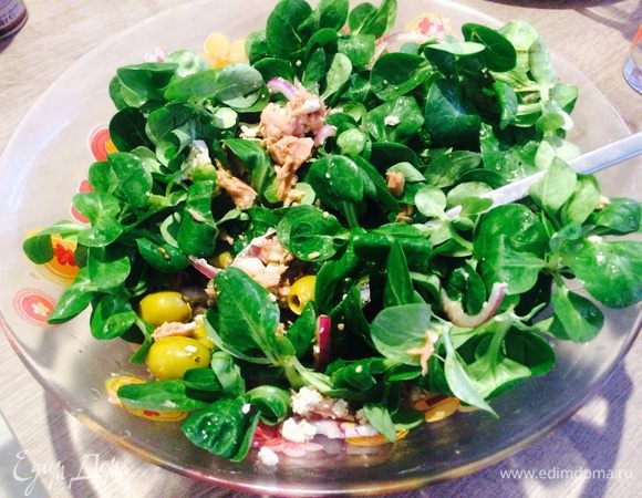 Заправить салат.