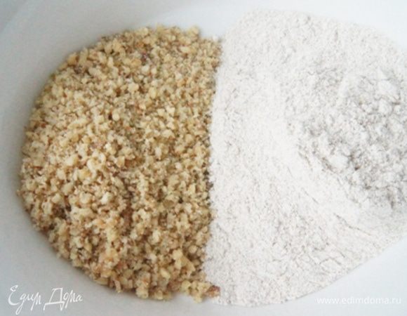 Орехи измельчить в комбайне до мелкой крошки. Смешать с мукой и корицей.