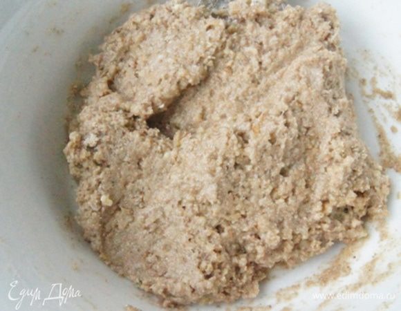 Добавить яйцо, молоко, мед и перемешать. Вот такой консистенции получилось тесто.