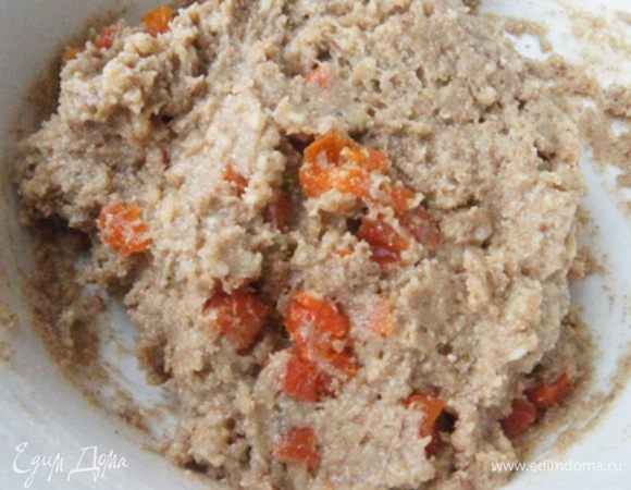 Курагу вымыть, мелко нарезать и добавить к тесту. Убрать на 20 минут в холодильник. 