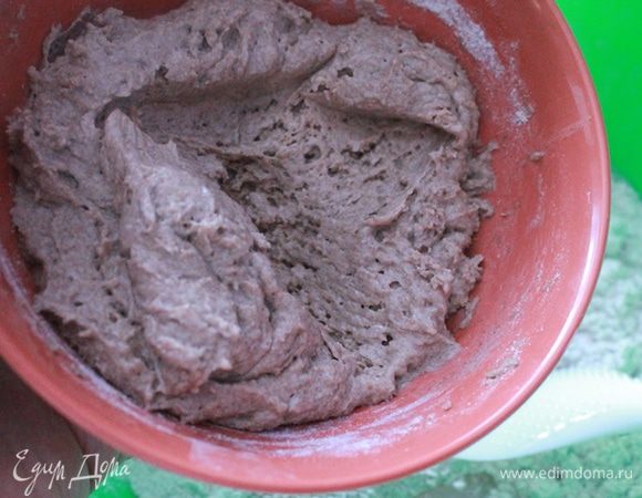 В миску с просеянной мукой выливаем воду и добавляем закваску.