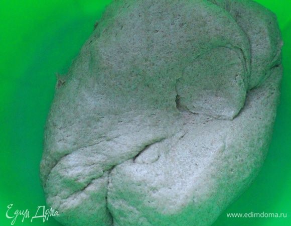 Тщательно вымешиваем в течение 10 минут. Смачивайте периодически руки водой и вам легче будет вымешивать тесто.