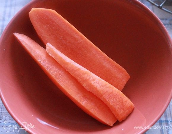 Морковь трем на крупную терку.