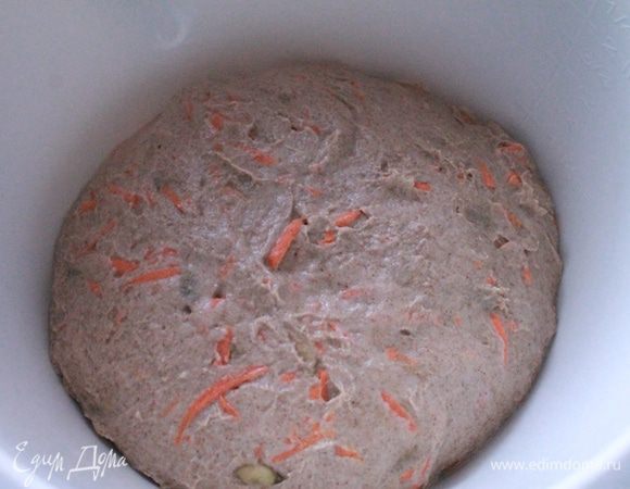 Выкладываем тесто в миску смазанную маслом. Чашку заматываем пленкой. Тесто должно постоять от 1,5 до 2,5 часов, до увеличения вдвое. 