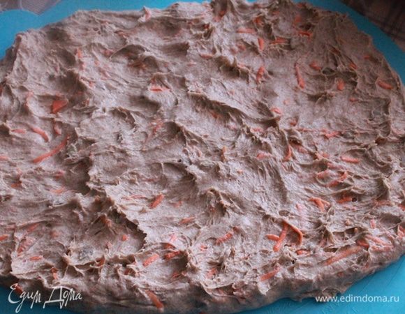 Рабочую поверхность смазать растительным маслом. Влажными руками расплющить тесто в прямоугольник и свернуть в плотный рулет.