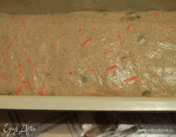 За 30 минут до выпечки в духовку ставим чашку с водой и включаем  на 240°С. Выпекаем с паром 10 минут, затем при 200°С без пара еще 40-50 минут. Мне понадобилось 40 минут. Следите за духовкой.