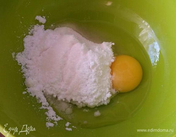 Яйцо смешиваем с сахаром и сахарной пудрой. Взбиваем вилкой до легкой пенки.