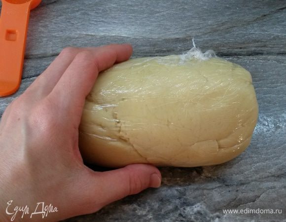 Тесто будет немного липким. Собираем тесто в шар, заворачиваем в пищевую пленку и убираем в морозилку на 15 минут.