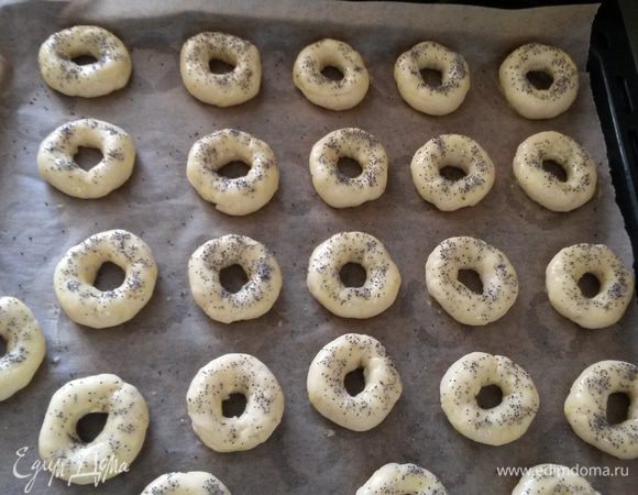 При желании сушки можно присыпать маком. Для этого желток смешиваем с молоком, смазываем им сушки и посыпаем сверху маком.
Выпекаем 15 минут до золотистого цвета при температуре 200°C.
Приятного чаепития!

P.S После выпечки сушки мягкие, но через день уже сухими становятся.