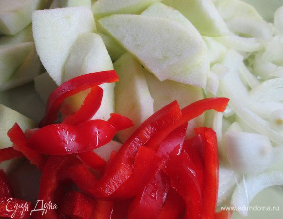 Очищаем яблоки от кожуры и сердцевины, нарезаем дольками. Перец и лук  нарезаем кубиками или полосками.