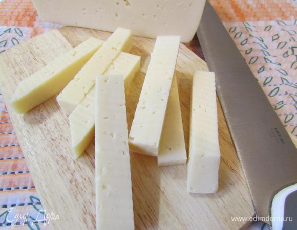 Сыр нарезать небольшими брусочками.
