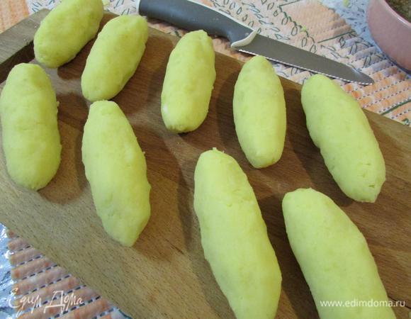 Формовать палочки (биточки).