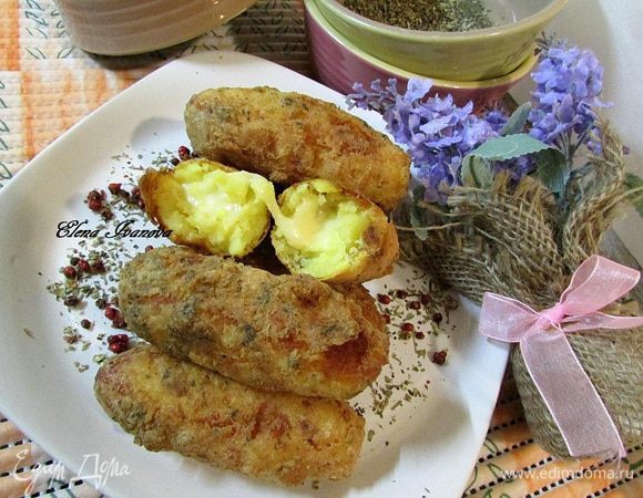 Подавать горячими с любимым соусом или сметаной.