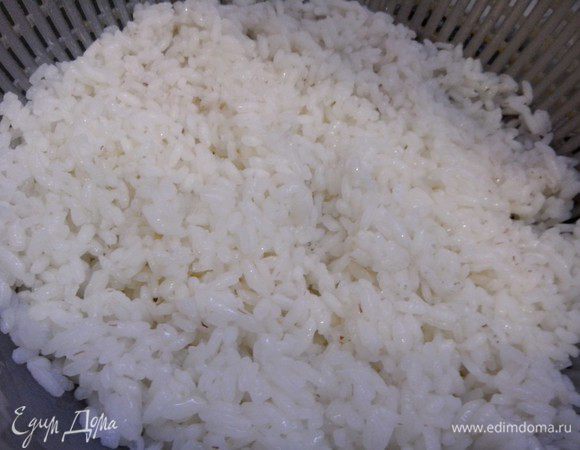 Рис отварить до полуготовности, промыть.