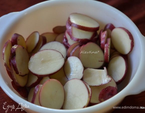 Картофель нарезать тонко пластинками.