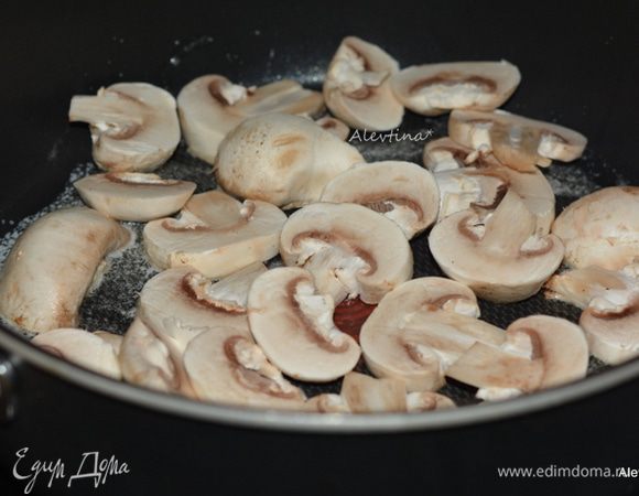 Разогреть духовку до 230°C. 
Смазать маслом блюдо для запекания.
Разогреть сковороду с маслом 2 ст.л. Добавить очищенные и нарезанные грибы. Готовить, помешивая примерно 10 мин.