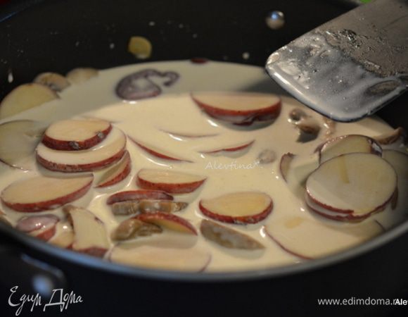 Добавить грибы, сливки жирные, чеснок мелко нарезанный и соль. Готовить примерно 15 мин.