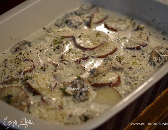 Переложить часть картофеля и грибов в блюдо запекания, посыпать сыром.  Затем вторую часть картофеля с грибами и посыпать оставшимся протертым сыром, черным перцем. Поставить в духовку на 20-30 мин.