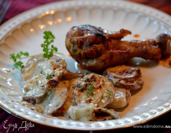 Готовый картофель посыпать свежим тимьяном и подаем к столу. Приятного аппетита.