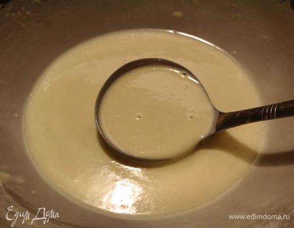 Взбиваем яйцо с сахаром и солью, добавляем молоко, муку и соду и смешиваем до однородности. Доливаем растительного масла, снова размешиваем — тесто готово.