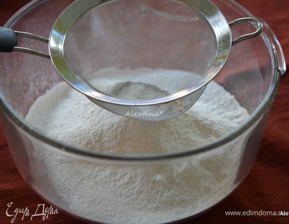 Просеять муку, добавить сахар, соль, разрыхлитель.