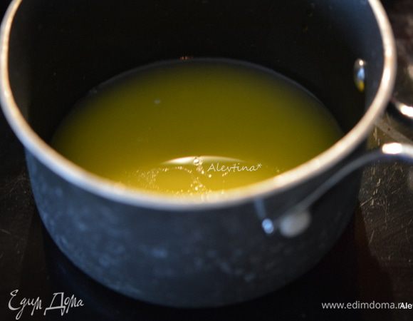 Сливочное масло растопить на медленном огне. Снять с огня и дать остынуть.