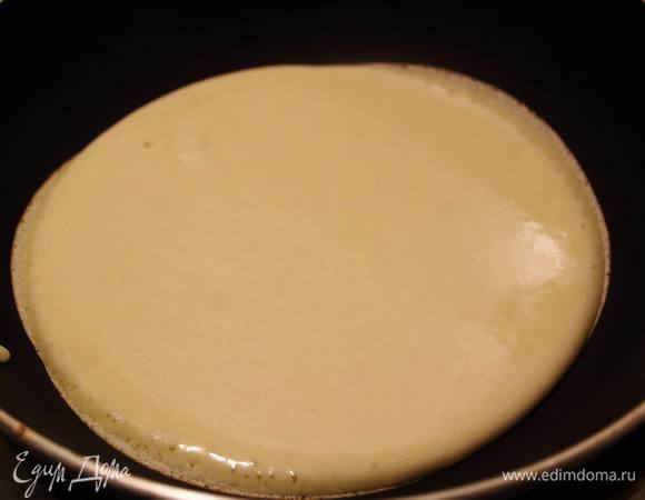 В разогретую сухую сковороду вливаем порционно тесто.