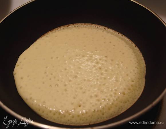 И начинается медитация... Смотреть и смотреть, как на поверхности медленно появляются пузырьки, сначала маленькие, робкие и по краюшку, постепенно все увеличивающиеся, все расширяющиеся, и превращающие поверхность в...