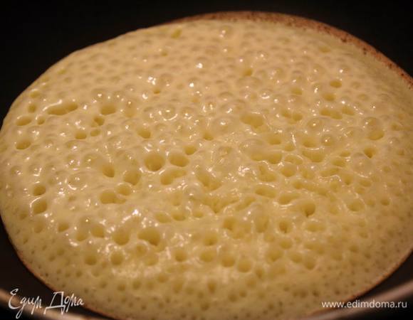 ... огромное пористое многоуровневое поле.
На этом этапе можно панкейк перевернуть и поджарить его пористую сторону. А можно положить начинку и сложить его вдвое и в таком виде подавать.