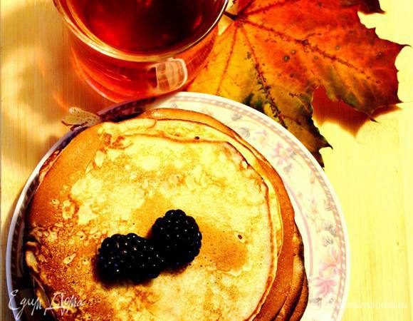 Подавать можно и с ягодами, и с кленовым сиропом, и мед и варенье подойдут. Да и несладкие начинки в них хороши!