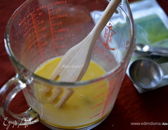 Яйца и молоко комнатной температуры смешать в емкости.