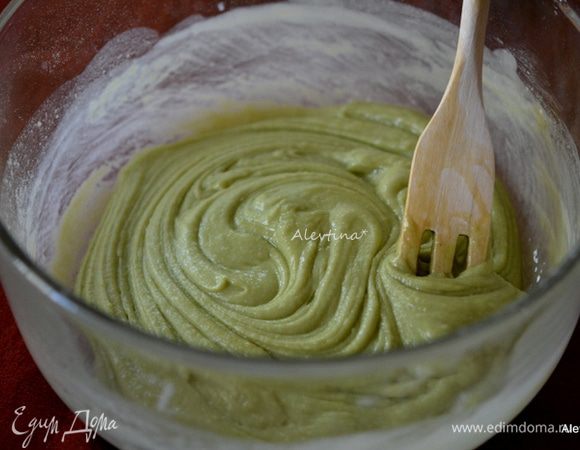 Смешать вначале яичную смесь на медленной скорости с мукой, затем частями вливать растопленное масло, перемешивать после каждого раза. Закрыть пленкой и поставить в холодильник на 3 часа.