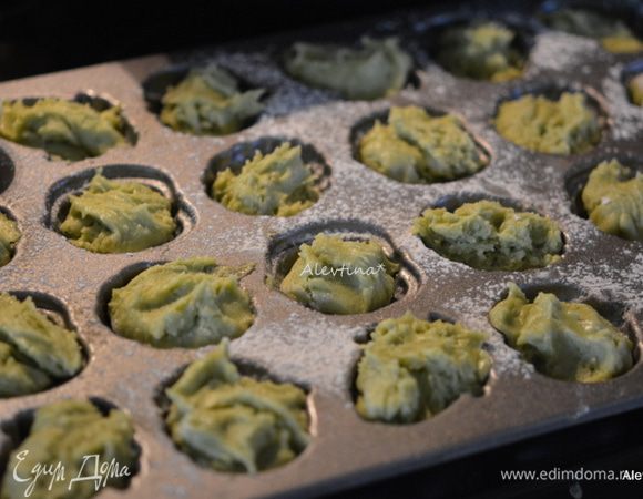 Формочки смазать маслом, припылить мукой. И выложить в ячейки тесто по 1 ст.л. Тесто при выпечке поднимается. Поставить в разогретую духовку на 190°C на 11-13 мин.