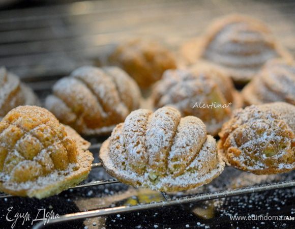 Готовым печенькам дать слегка остыть в форме. Перевернуть и вынуть из формы. Присыпать сахарной пудрой и подаем к столу. Приятного аппетита.