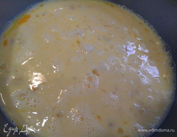 Яйца смешать с молоком, посолить, взбить венчиком. Добавить рис.