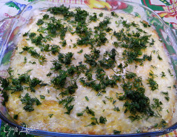Форму слегка смазать маслом, отправить разогреться в духовку на несколько минут, достаем и заливаем половину порции яиц с молоком и рисом и отправляем в духовку на 3 минуты, чтобы омлет "схватился". Достаем и выкладываем сверху фарш, а сверху заливаем оставшейся порцией яиц, молока и риса. И выпекаем около 20 минут. Достаем и посыпаем мелко порезанным укропом.
