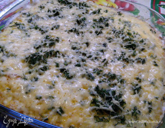 Сверзу посыпаем натерным сыром и еще минут 5 печем в духовке.