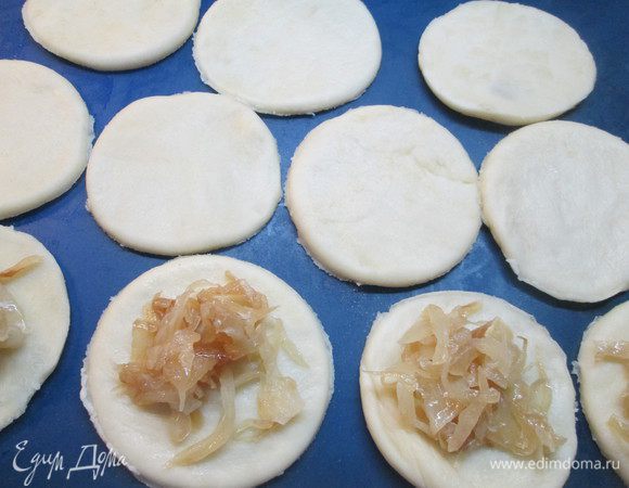 Замешиваем тесто из указанных ингредиентов и можем сразу приступать к работе с ним — в этом вся прелесть этого теста!
Начинка сегодня капуста, тушеная с луком и яйцом.
