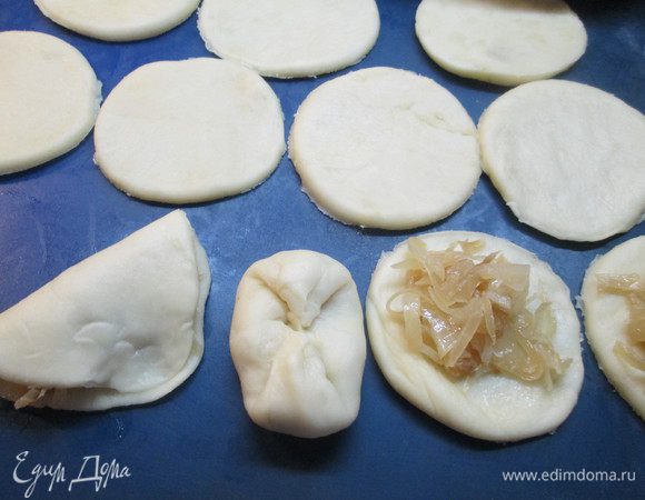 Тесто прекрасно ведёт себя в работе — эластичное. Начинки можно класть очень много! 
Размер пирожков делаем на свой вкус — у меня они малюсенькие (мы так любим — на один укус!). 
Формирую пирожки так: раскатываю круг любого диаметра, на одну половинку кладу начинку, сверху накрываю второй половиной круга, защипываю. Концы (уголки) подворачиваю внутрь и тоже защипываю.