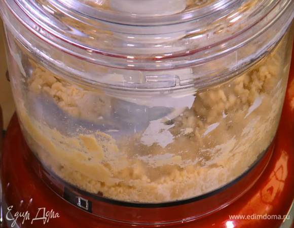 Яйцо разбить в чашку, взболтать ложкой, вылить в тесто и взбить все еще немного.