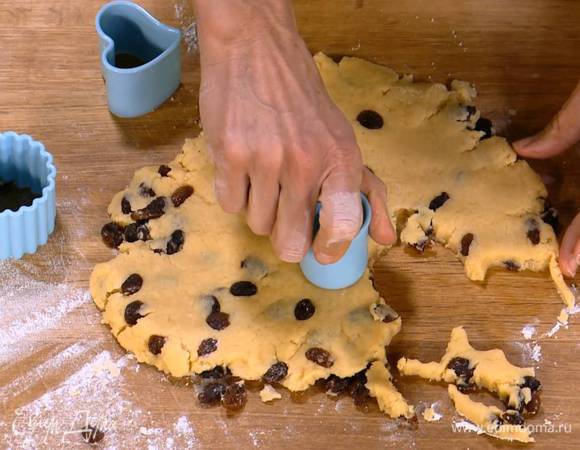 Кондитерским кольцом или любыми формочками вырезать из теста булочки.