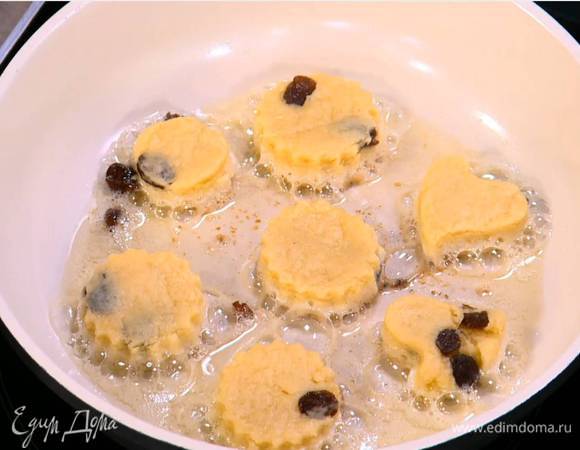 Разогреть в сковороде оливковое масло и обжарить булочки до золотистого цвета с двух сторон.