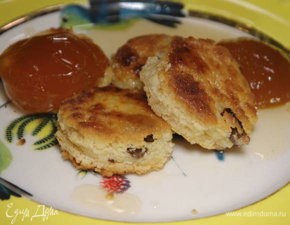 Подавать булочки с абрикосовым вареньем.