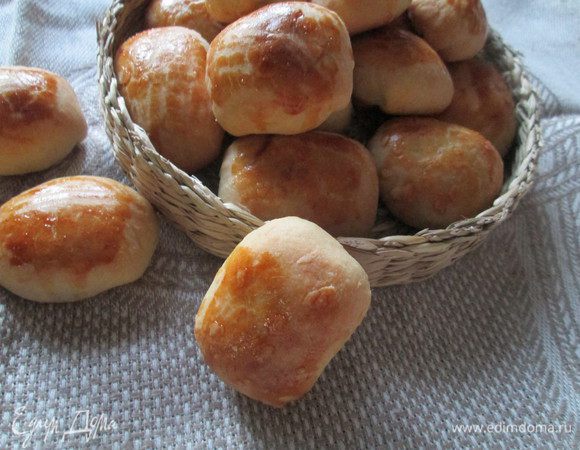 Разогреваем духовку до 180°C и печем наши пирожки до румяной корочки.