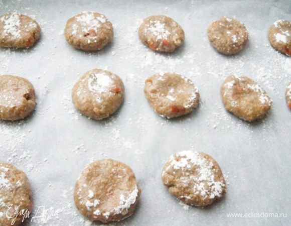 Смоченными водой руками сформировать шарики. Обвалять их в смеси сахарной пудры и корицы.
Поставить выпекать в разогретую до 180°C духовку на 15 минут.
