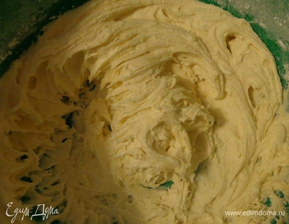 Для теста: взбить размягченное сливочное масло с сахарной пудрой, ввести муку и крахмал, добавить ванильную эссенцию. Тесто получится кремообразное.