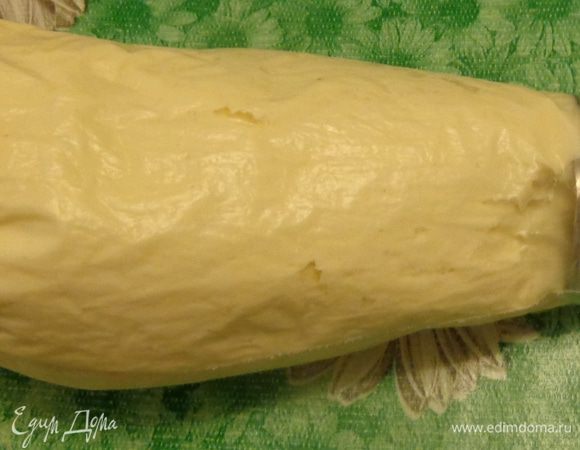 Выложить тесто в кулинарный мешок с насадкой звездочка. 