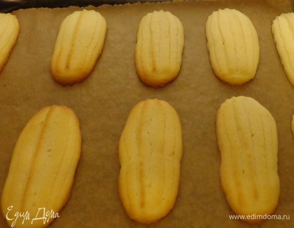 Печь при 180°C минут 10 до легкой золотистости.
Хорошенько остудить и только потом перевернуть..