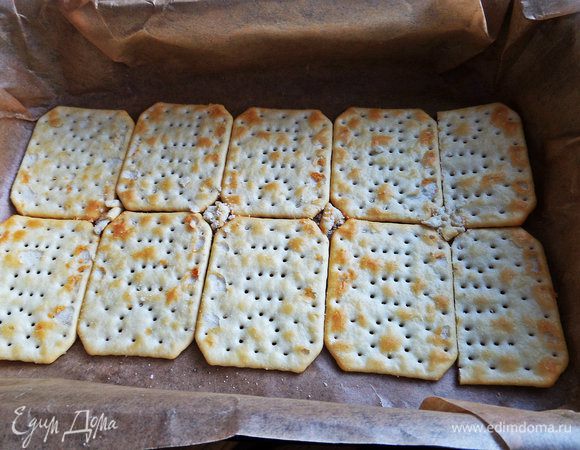 Просветы засыпаем крошкой печенья.