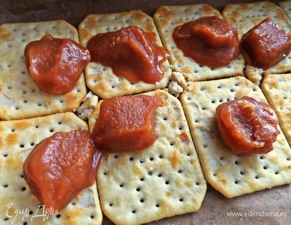 Смазываем варёной сгущёнкой или, как я, ирисочной массой (была в морозилке). Рецепт можно посмотреть здесь: http://www.edimdoma.ru/retsepty/78484-iriski-v-kokosovoy-struzhke Если вдруг у вас завалялись конфеты "Коровка", они тоже отлично подойдут для прослойки. Для этого 300 г конфет растопить с 2 ст.л. молока до однородной карамельной массы.